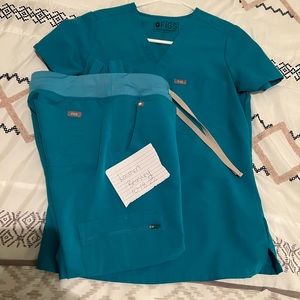 FIGS SET : Size XS TOP & XSP Zamora joggers